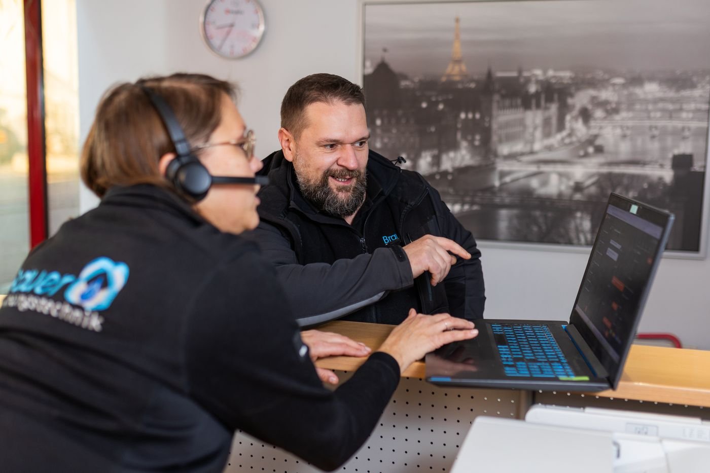 Kostenvoranschlag und Schadenmeldung werden am Laptop vorbereitet