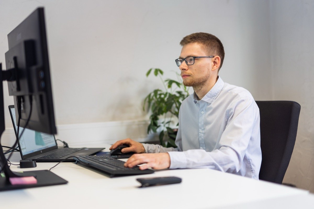 Mitarbeiter bei der Auftragsbearbeitung im Büro
