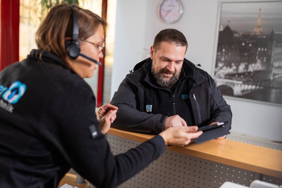 Mitarbeiterin im Kundengespräch am Empfang