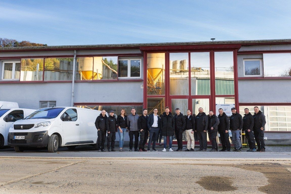 Das Team von Brauer Trocknungstechnik gemeinsam vor Ort