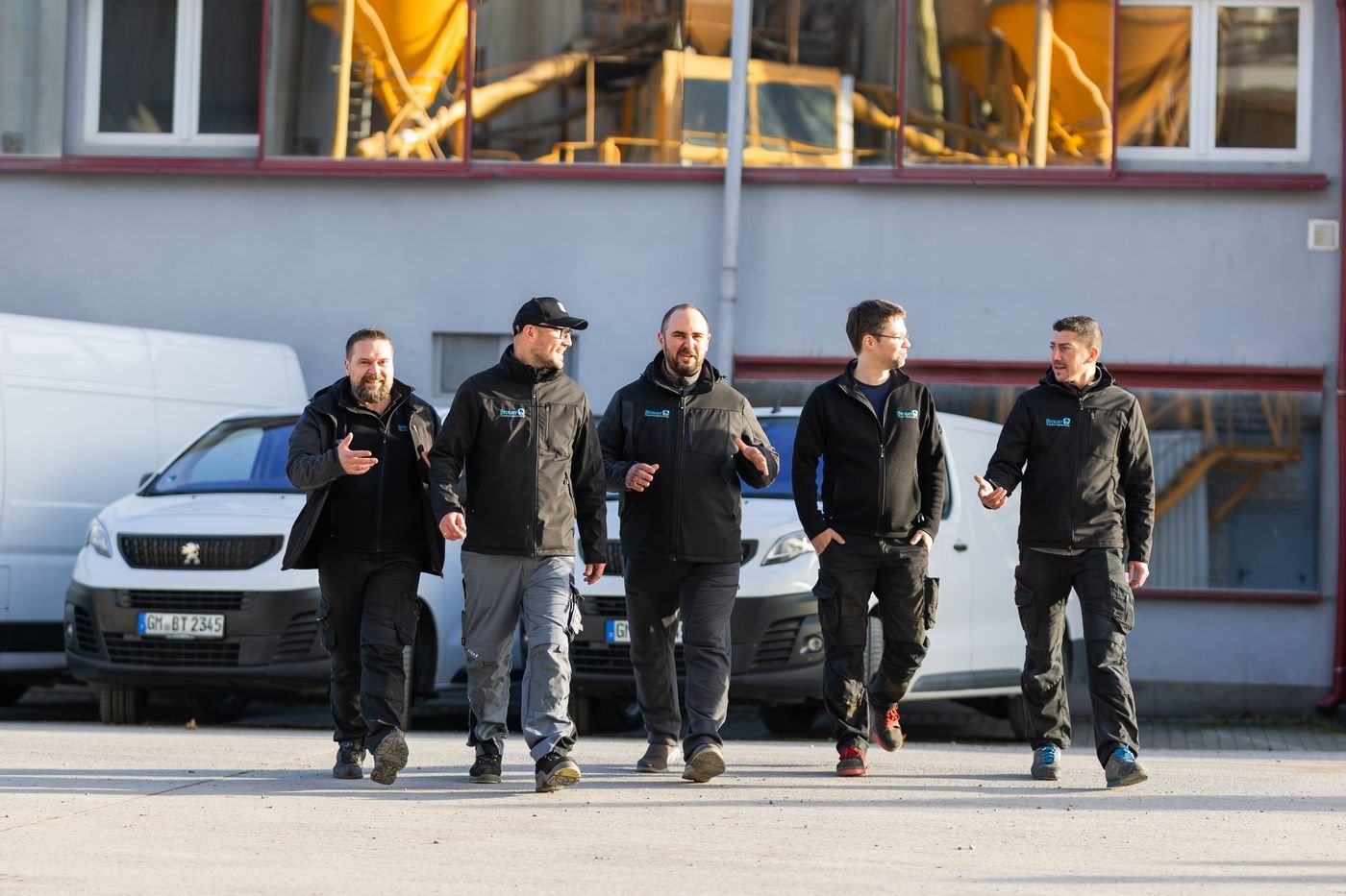 Das Einsatzteam von Brauer Trocknungstechnik auf dem Weg zum Einsatz in Reichshof