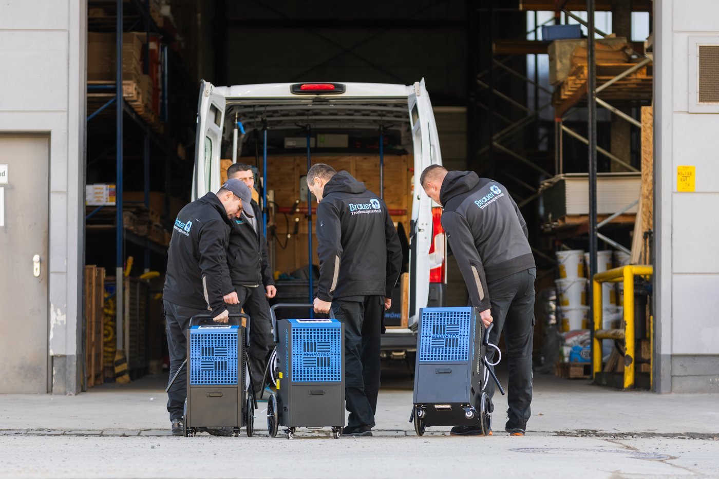 Bautrockner werden ins Fahrzeug verladen