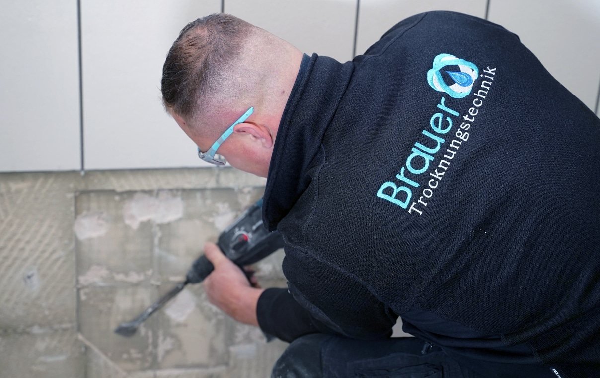 Rückbau befallener Schichten bei der Schimmelsanierung