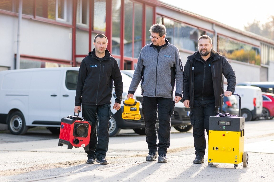 Notdienst-Team von Brauer Trocknungstechnik auf dem Weg zum Einsatz – mit Heizgerät, Ventilator und Bautrockner